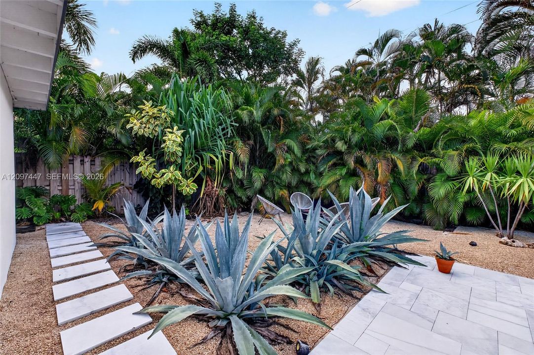 For Sale: $915,000 (3 beds, 2 baths, 1570 Square Feet)