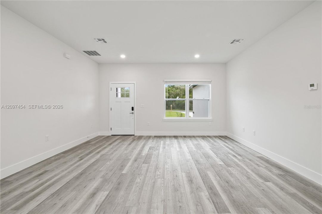 For Sale: $349,900 (4 beds, 3 baths, 1947 Square Feet)