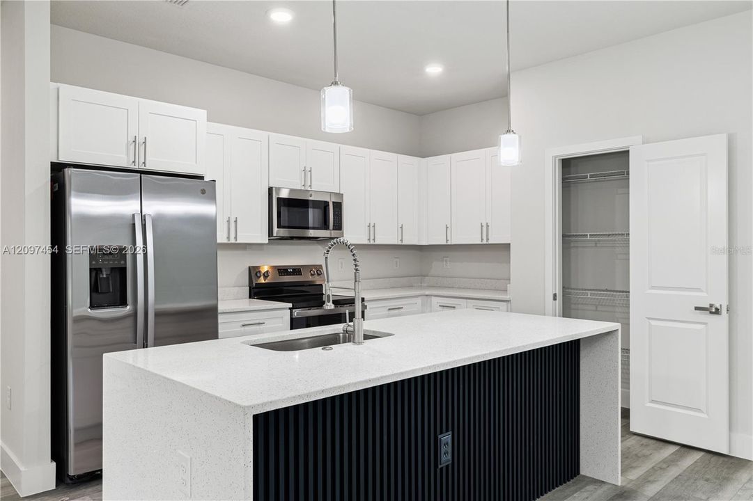 For Sale: $349,900 (4 beds, 3 baths, 1947 Square Feet)