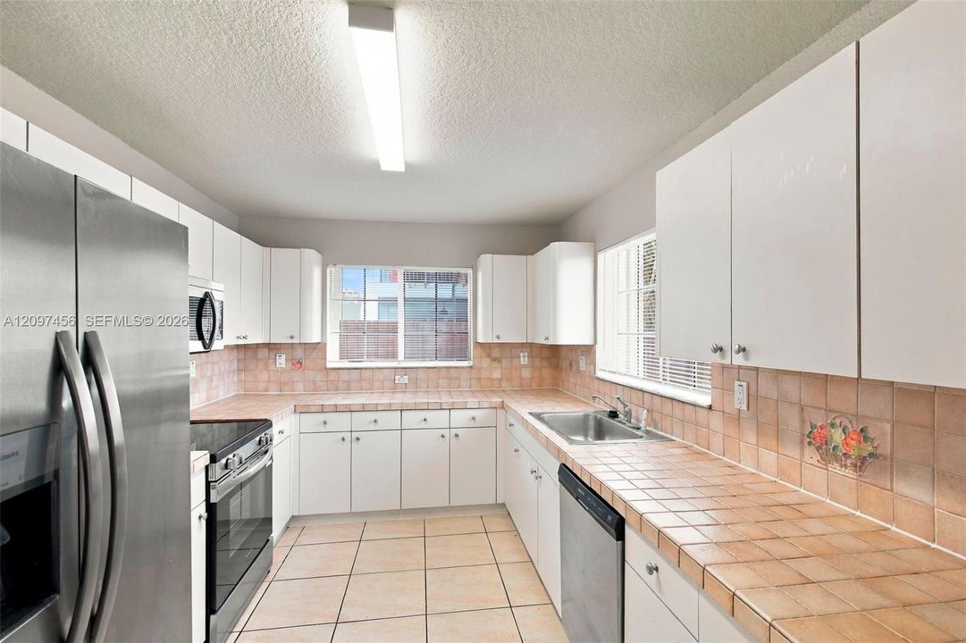 For Rent: $3,445 (4 beds, 2 baths, 2595 Square Feet)