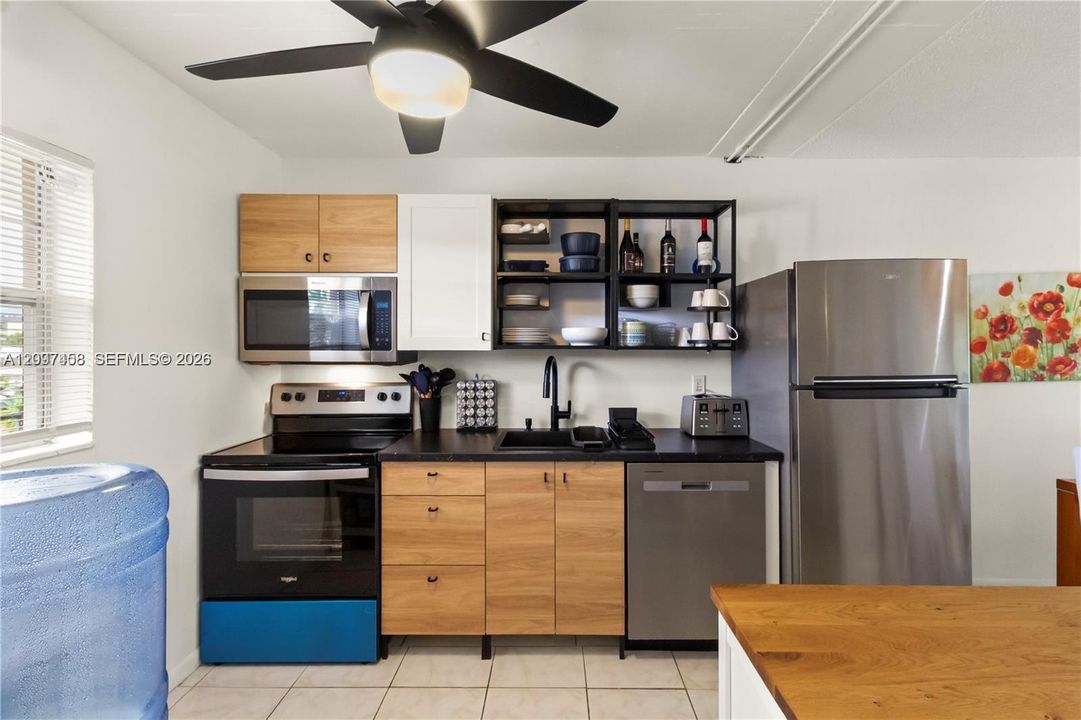 For Sale: $114,900 (1 beds, 1 baths, 768 Square Feet)