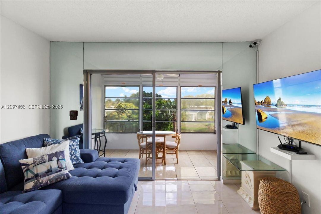 For Sale: $114,900 (1 beds, 1 baths, 768 Square Feet)