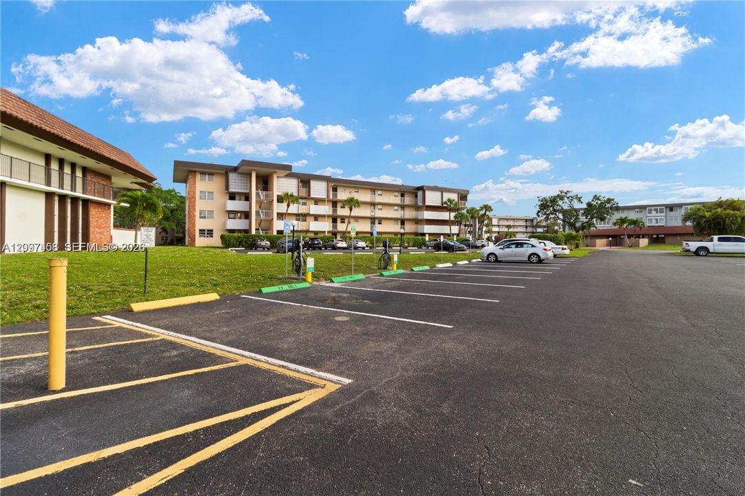 For Sale: $114,900 (1 beds, 1 baths, 768 Square Feet)
