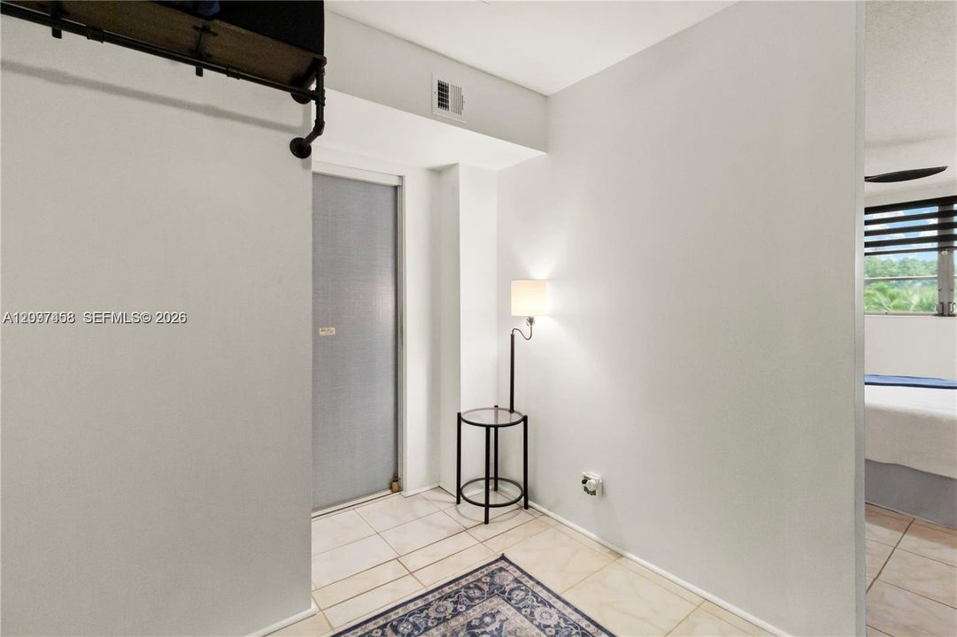 For Sale: $114,900 (1 beds, 1 baths, 768 Square Feet)