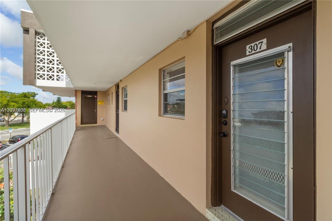 For Sale: $114,900 (1 beds, 1 baths, 768 Square Feet)