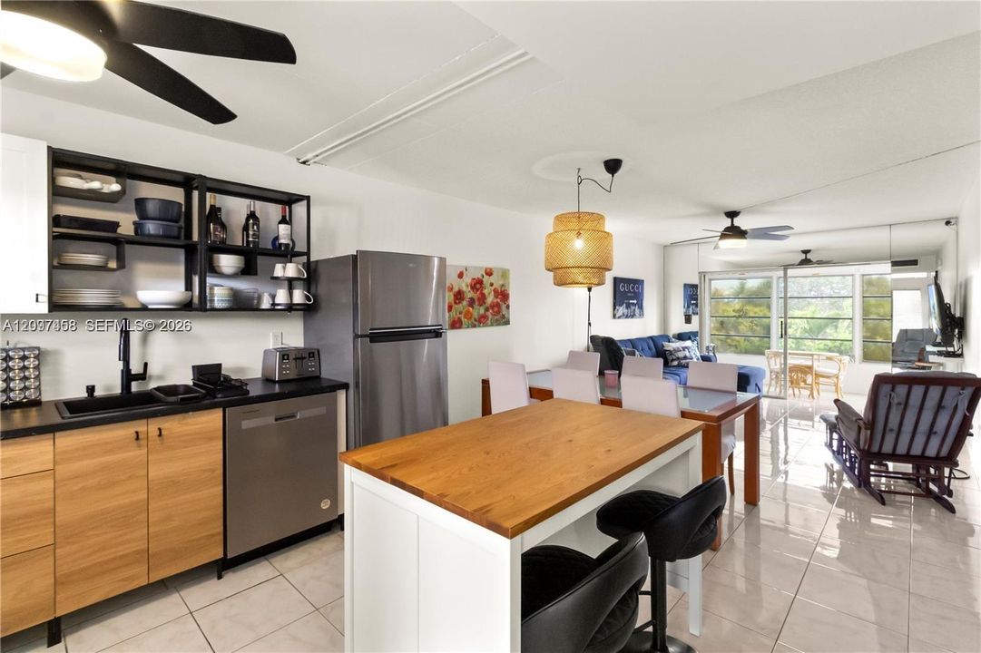 For Sale: $114,900 (1 beds, 1 baths, 768 Square Feet)