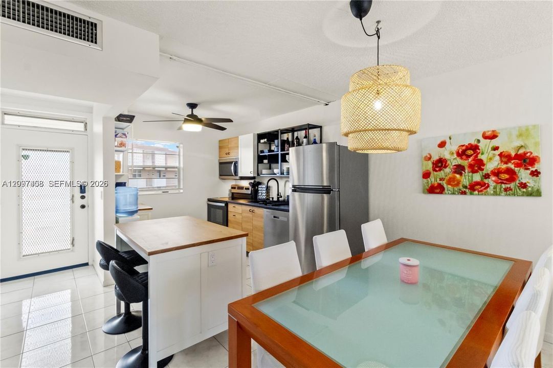 For Sale: $114,900 (1 beds, 1 baths, 768 Square Feet)