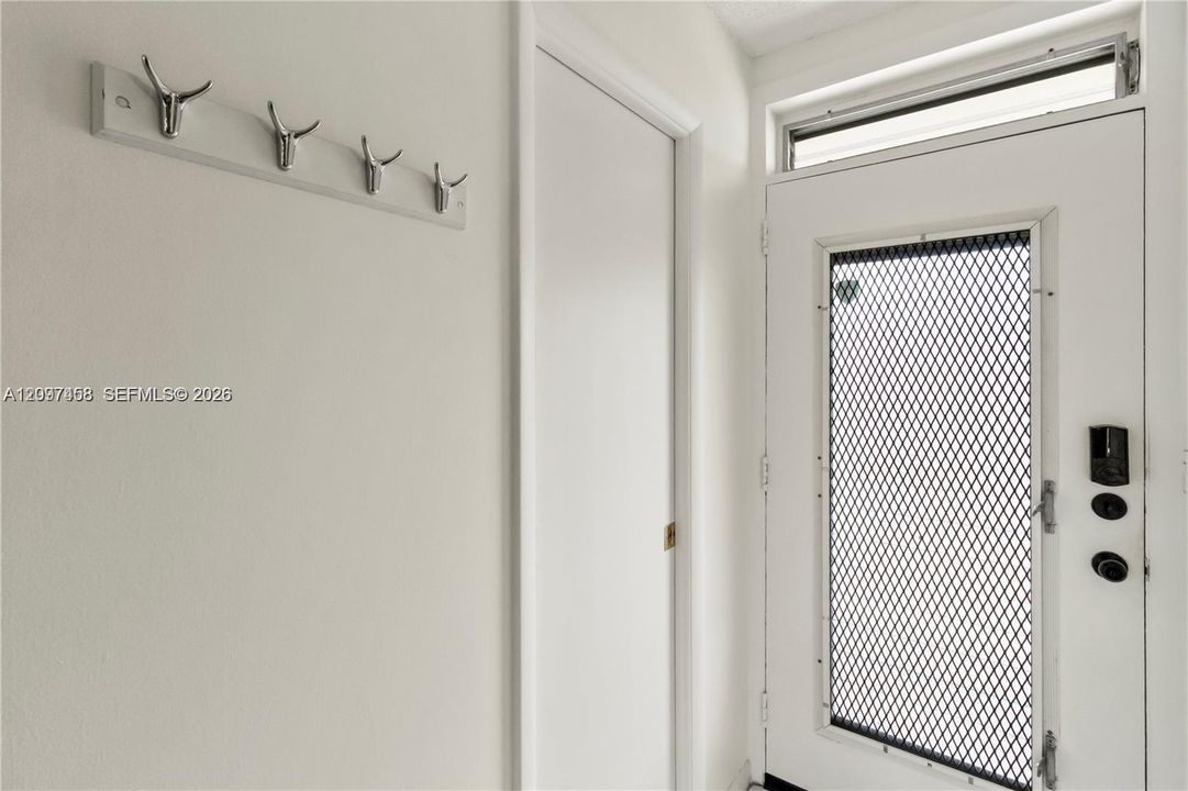 For Sale: $114,900 (1 beds, 1 baths, 768 Square Feet)