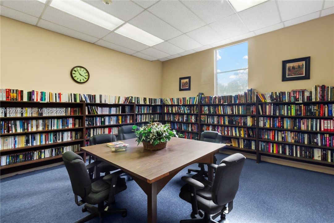For Sale: $114,900 (1 beds, 1 baths, 768 Square Feet)