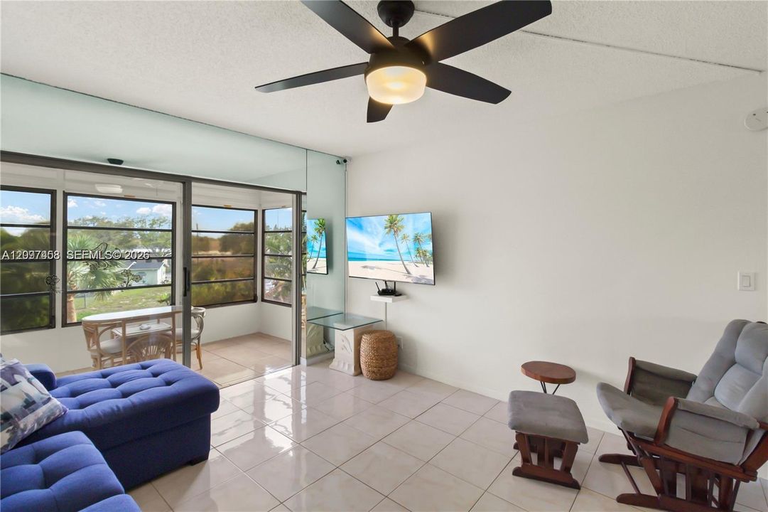For Sale: $114,900 (1 beds, 1 baths, 768 Square Feet)