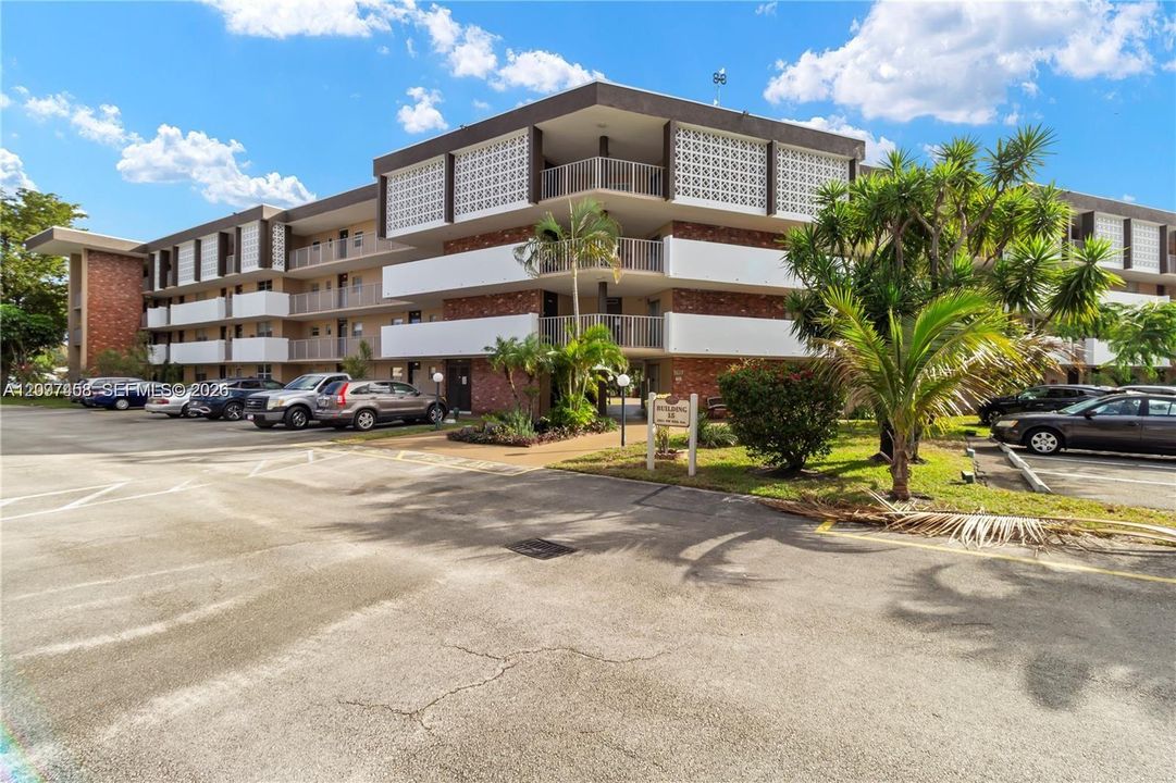 For Sale: $114,900 (1 beds, 1 baths, 768 Square Feet)
