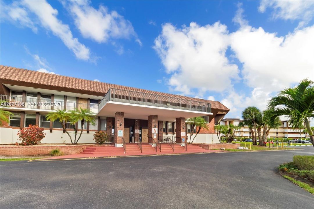 For Sale: $114,900 (1 beds, 1 baths, 768 Square Feet)