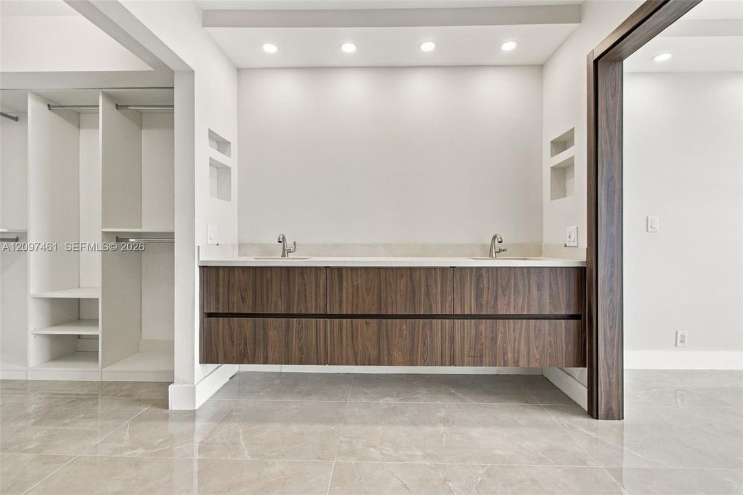 На продажу: $749,900 (2 спален, 2 ванн, 1361 Квадратных фут)