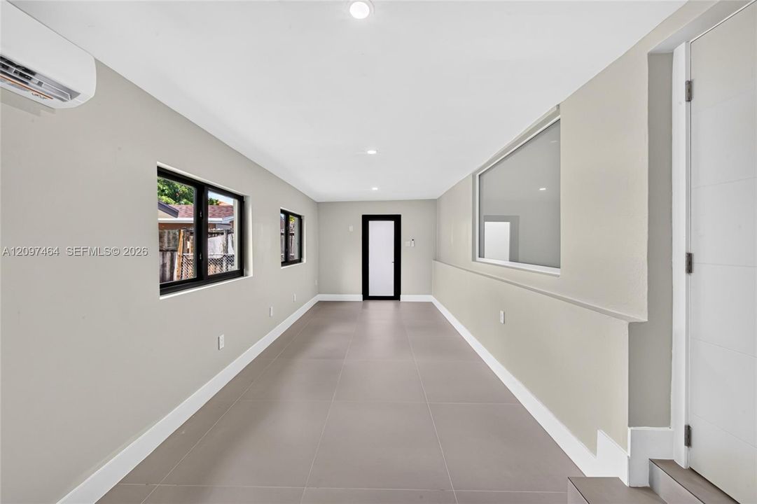 For Rent: $1,600 (1 beds, 1 baths, 2442 Square Feet)