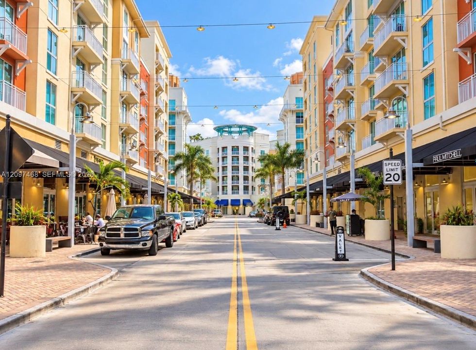 For Rent: $2,850 (2 beds, 2 baths, 955 Square Feet)