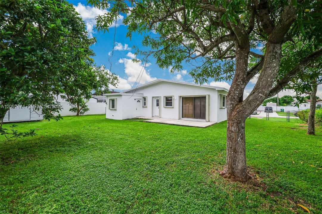 For Sale: $567,500 (3 beds, 1 baths, 1215 Square Feet)