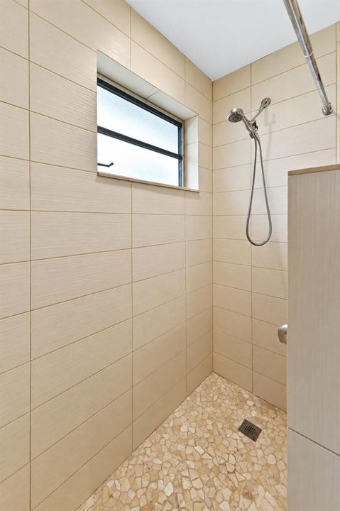 19_Bathroom_04