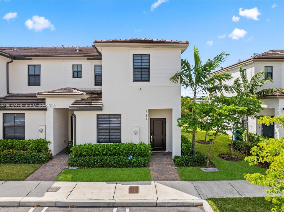 For Rent: $2,800 (3 beds, 2 baths, 1545 Square Feet)