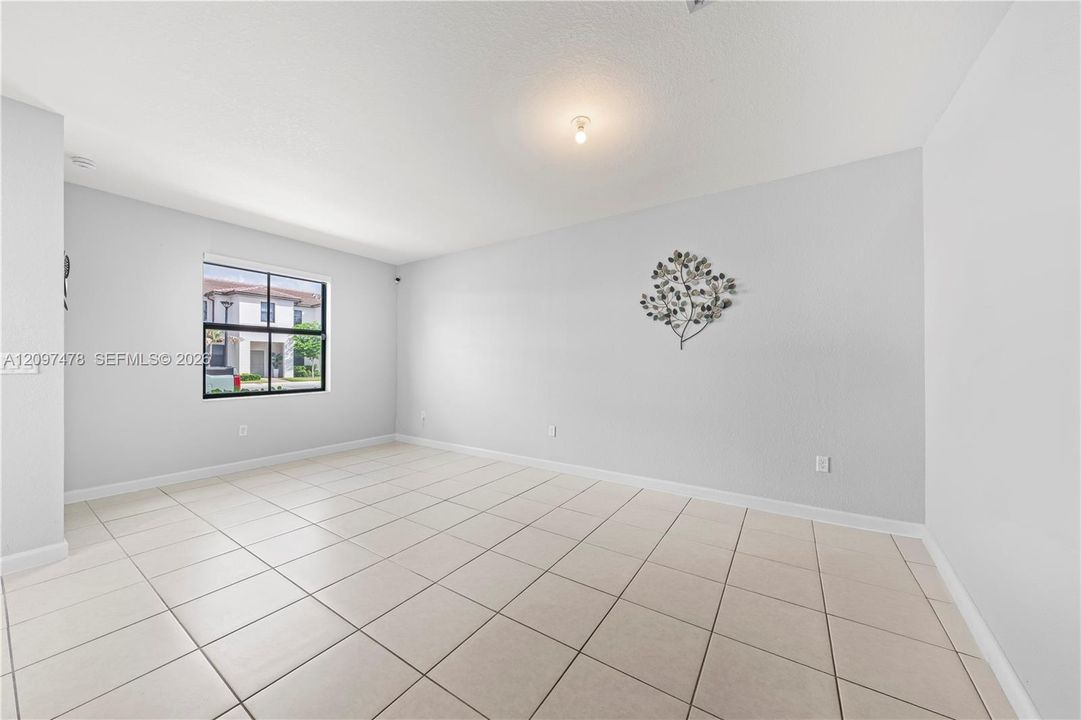 For Rent: $2,800 (3 beds, 2 baths, 1545 Square Feet)