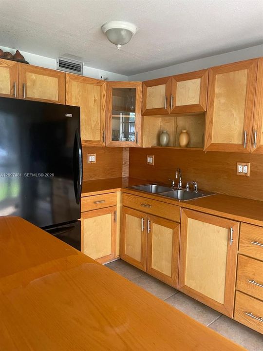 For Rent: $2,000 (1 beds, 1 baths, 834 Square Feet)