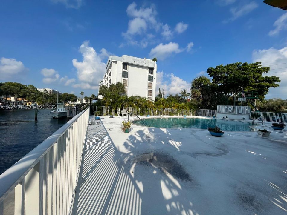 For Rent: $2,000 (1 beds, 1 baths, 834 Square Feet)