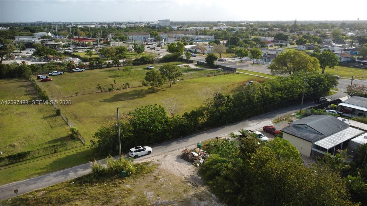 На продажу: $3,200,000 (2.25 acres)