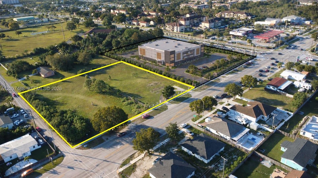 На продажу: $3,200,000 (2.25 acres)