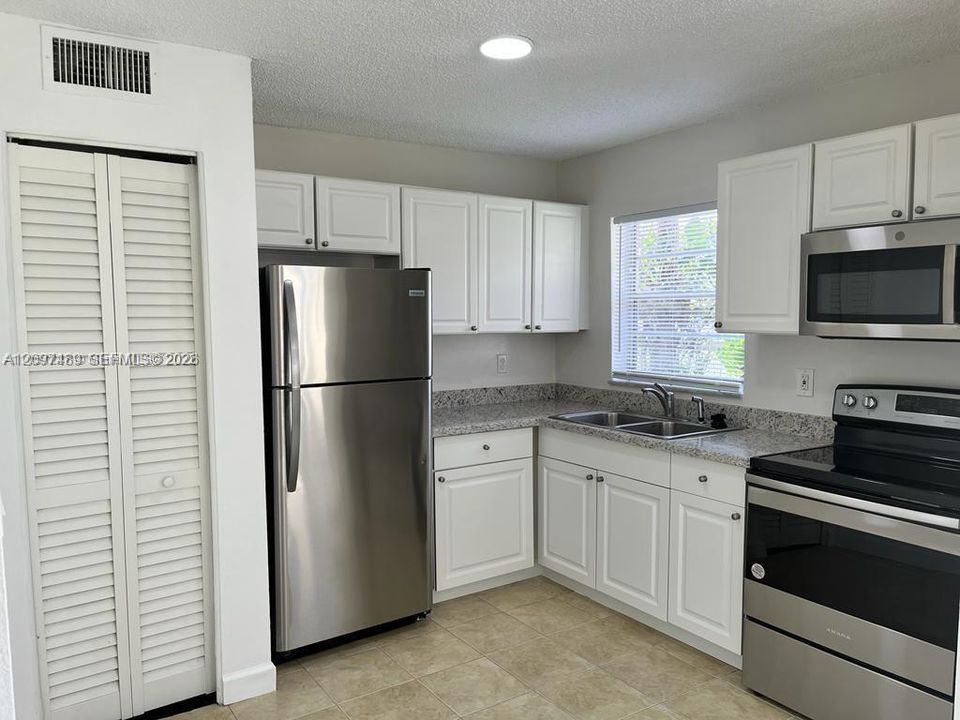 For Rent: $1,800 (2 beds, 1 baths, 630 Square Feet)