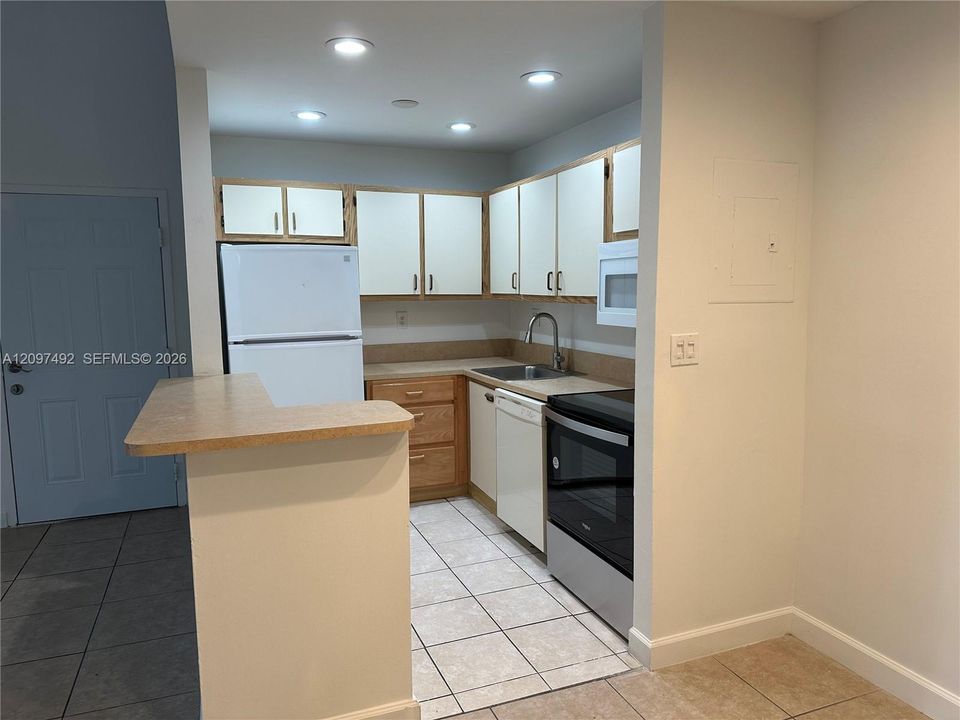 В аренду: $2,300 (2 спален, 2 ванн, 896 Квадратных фут)
