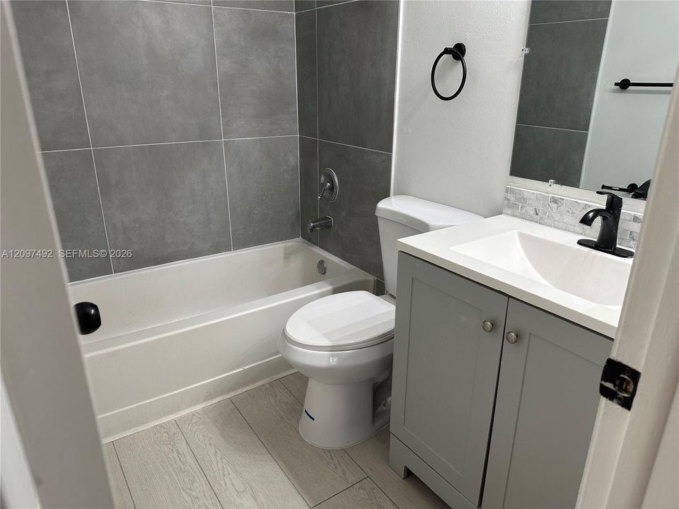 В аренду: $2,300 (2 спален, 2 ванн, 896 Квадратных фут)