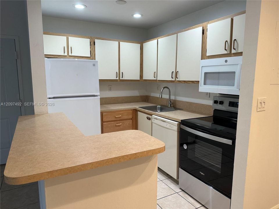 В аренду: $2,300 (2 спален, 2 ванн, 896 Квадратных фут)