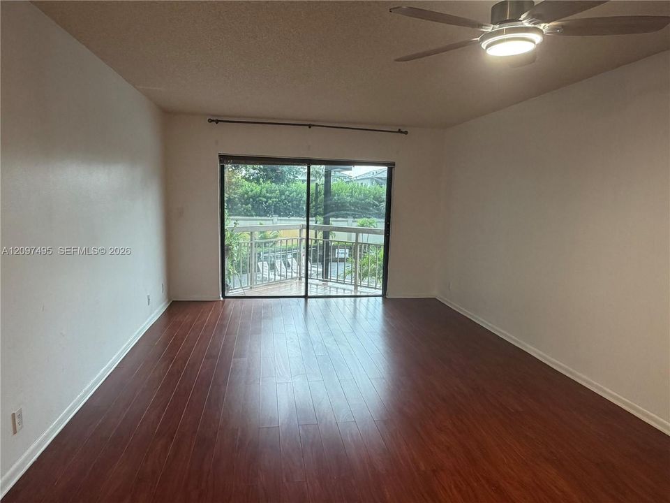 For Rent: $1,900 (1 beds, 1 baths, 710 Square Feet)
