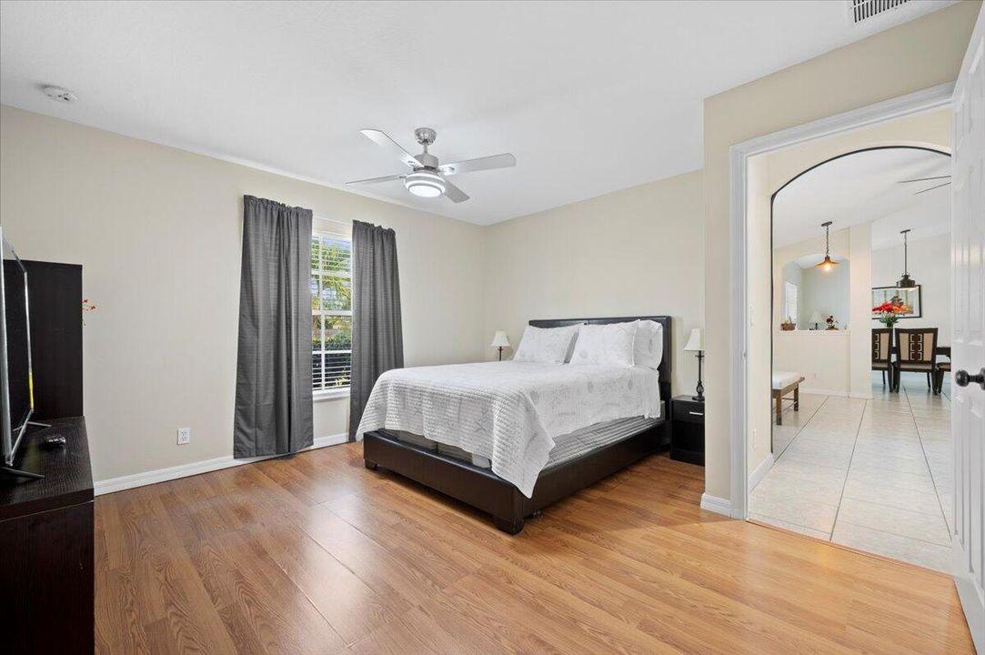 33-LUX9962