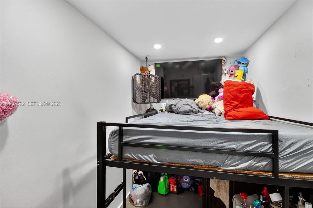 For Sale: $220,000 (2 beds, 1 baths, 650 Square Feet)