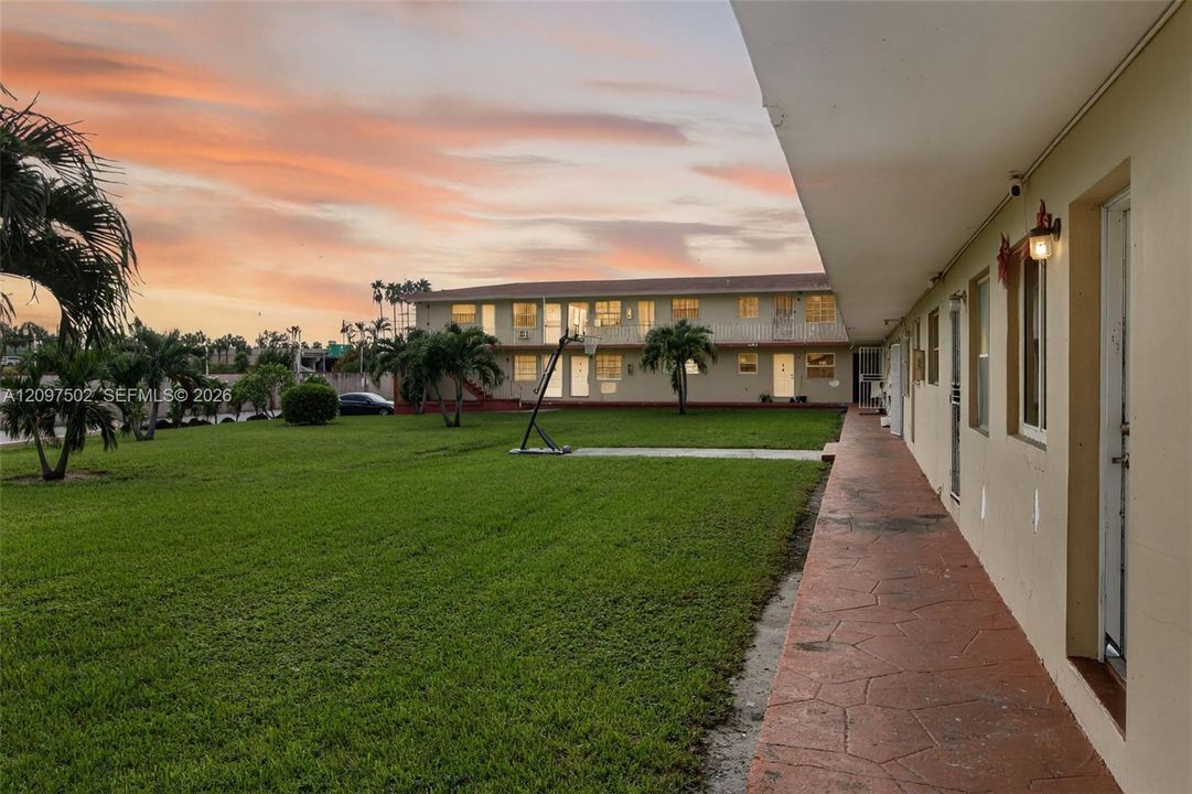For Sale: $220,000 (2 beds, 1 baths, 650 Square Feet)