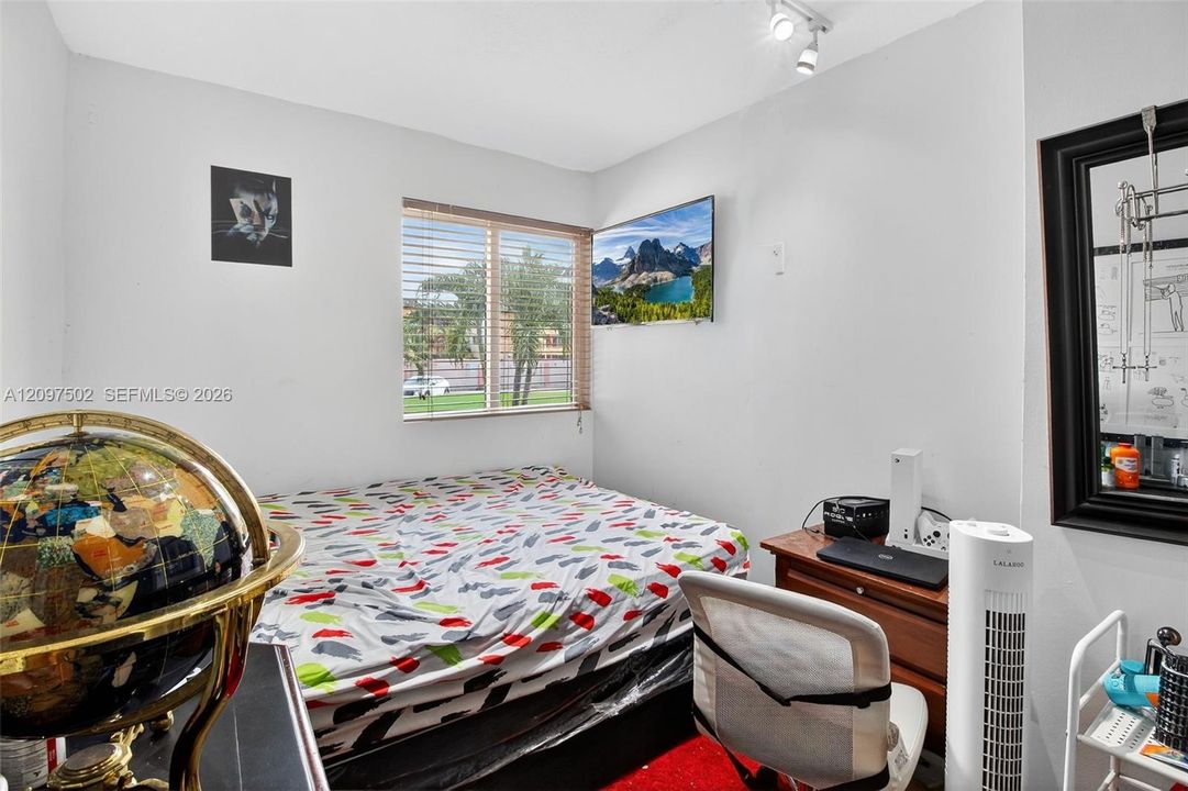 For Sale: $220,000 (2 beds, 1 baths, 650 Square Feet)