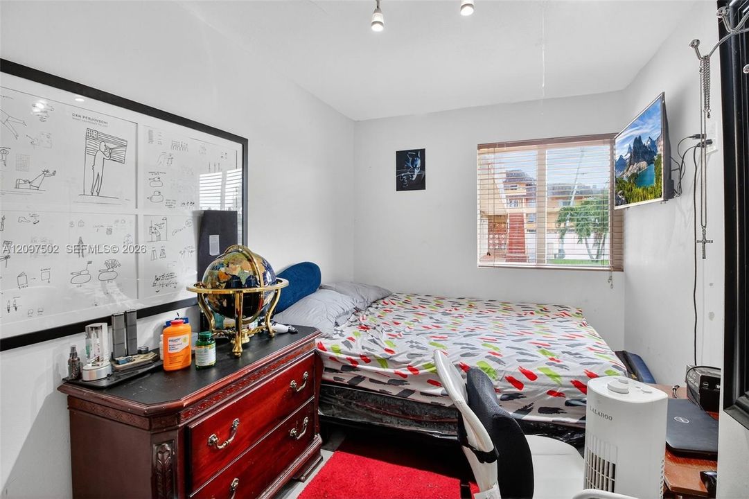 For Sale: $220,000 (2 beds, 1 baths, 650 Square Feet)