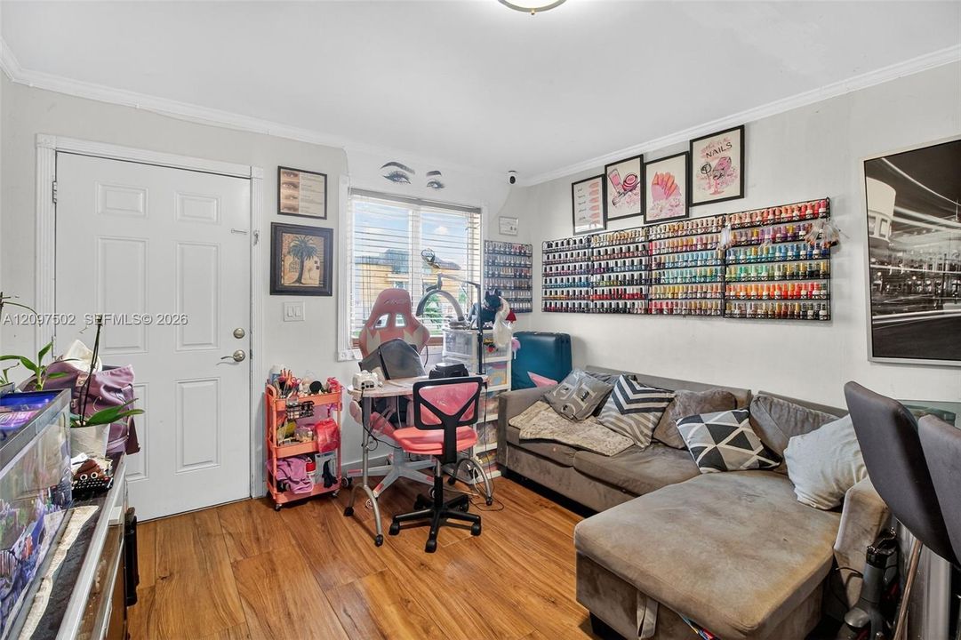 For Sale: $220,000 (2 beds, 1 baths, 650 Square Feet)