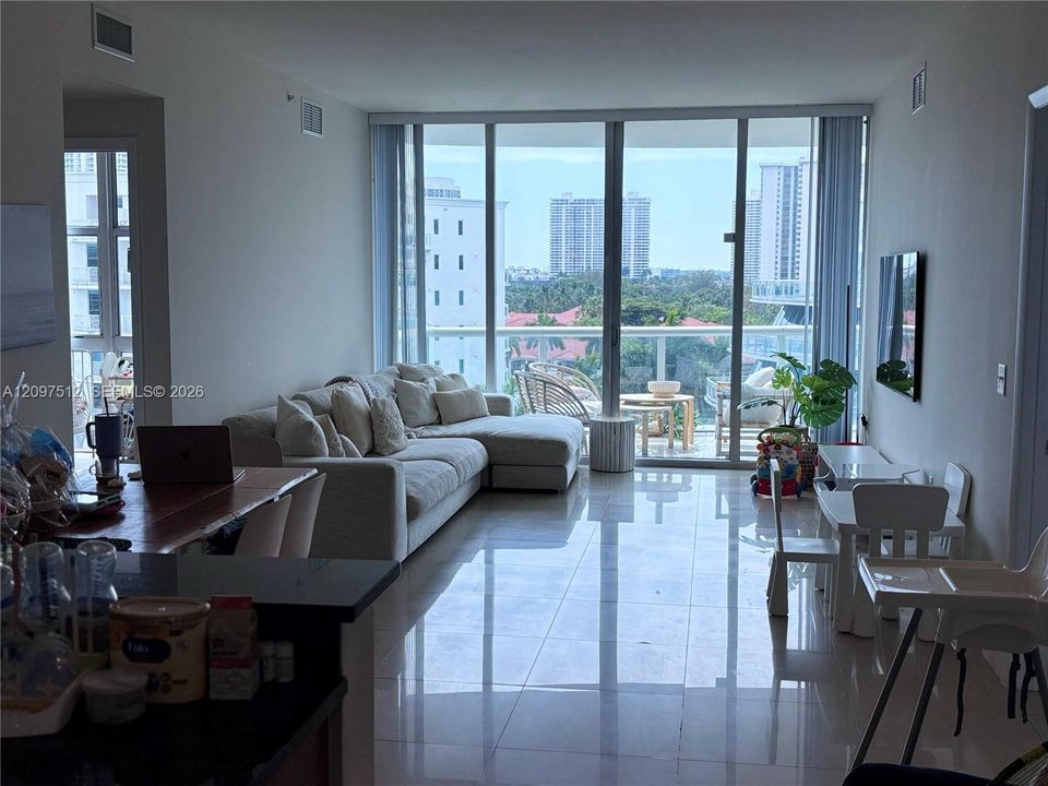 В аренду: $3,750 (2 спален, 2 ванн, 1241 Квадратных фут)