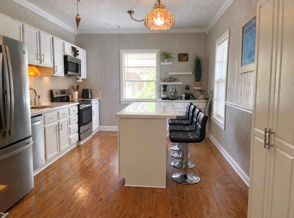 1099 Kitchen hardwood 2