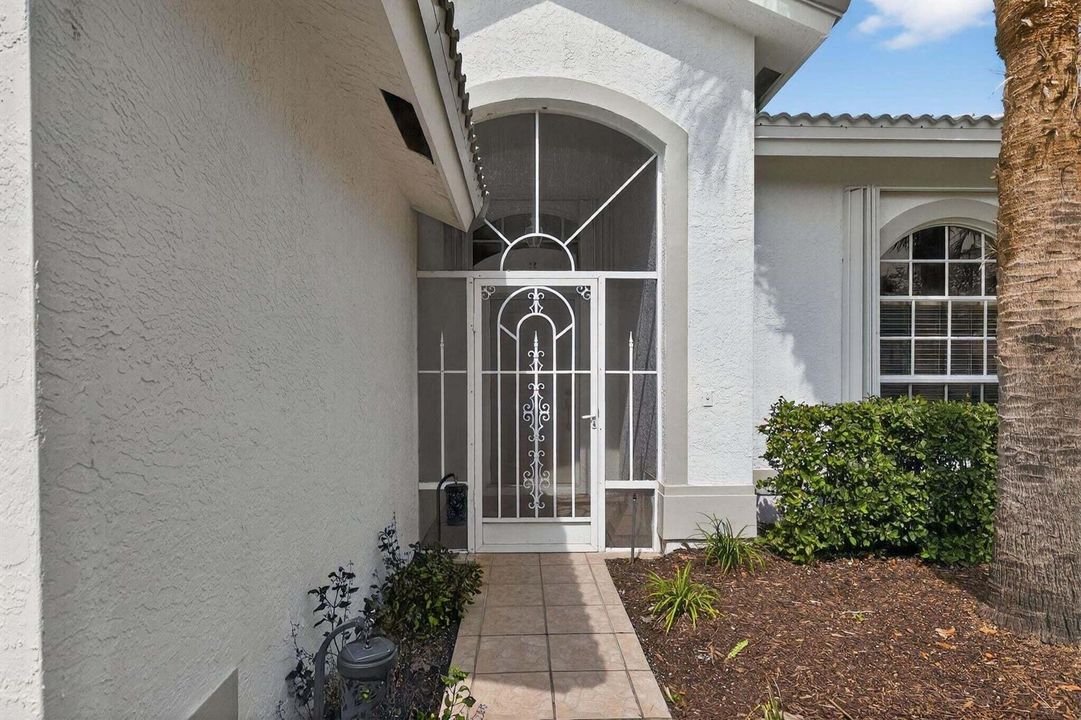7280 SE Magellan front entrance