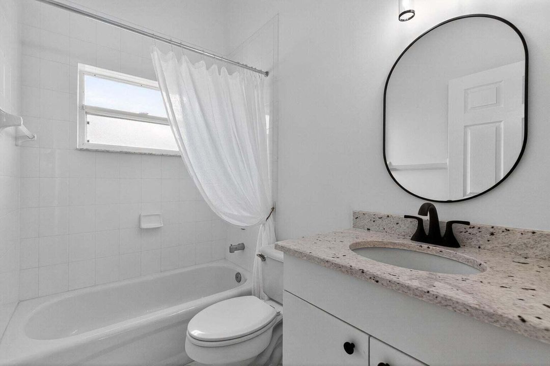 7280 SE Magellan bathroom 2
