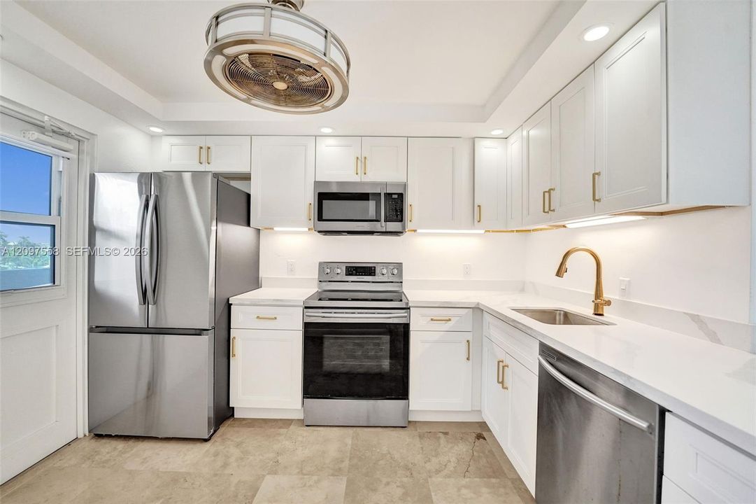 На продажу: $329,999 (1 спален, 1 ванн, 1103 Квадратных фут)