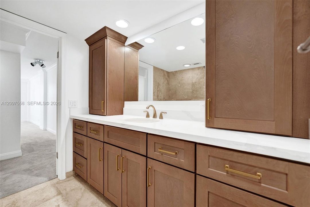 На продажу: $329,999 (1 спален, 1 ванн, 1103 Квадратных фут)