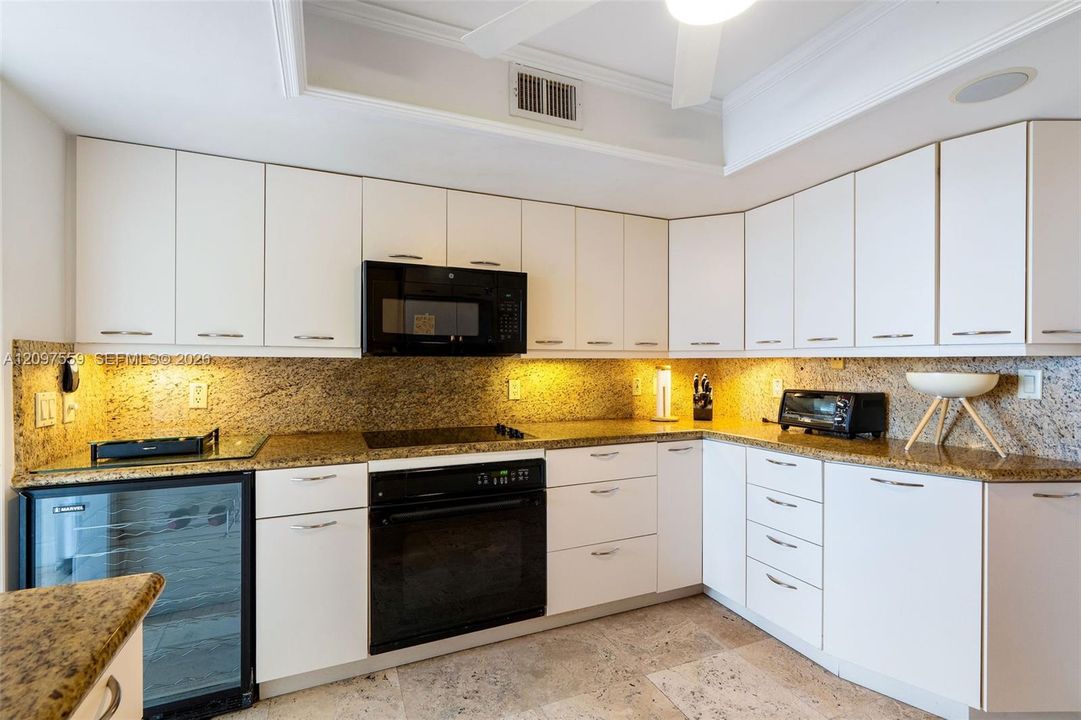 For Sale: $1,290,000 (2 beds, 2 baths, 1350 Square Feet)