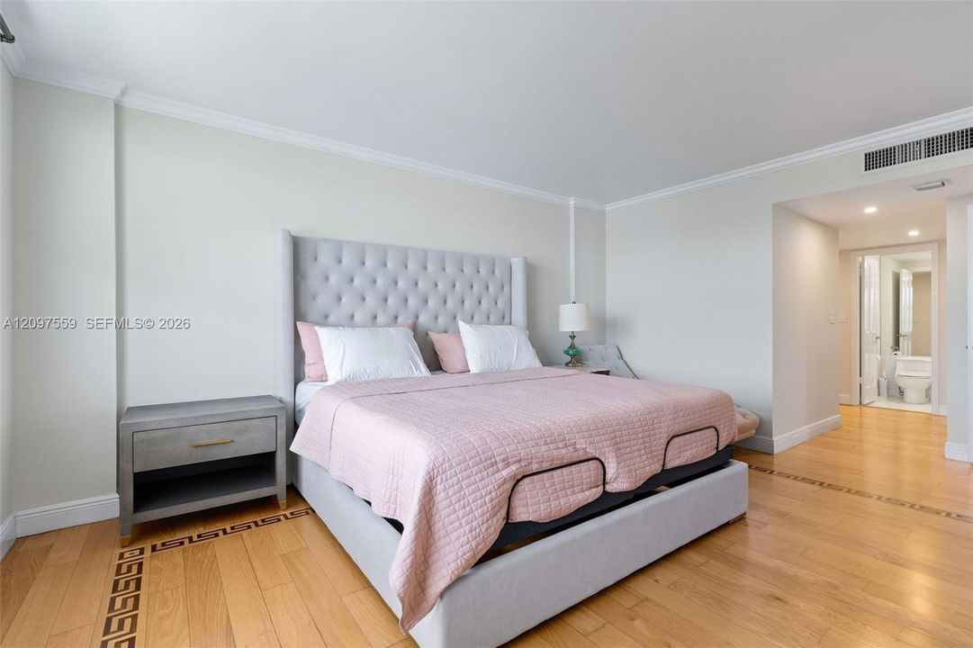 For Sale: $1,290,000 (2 beds, 2 baths, 1350 Square Feet)
