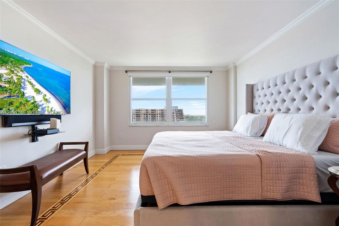 For Sale: $1,290,000 (2 beds, 2 baths, 1350 Square Feet)