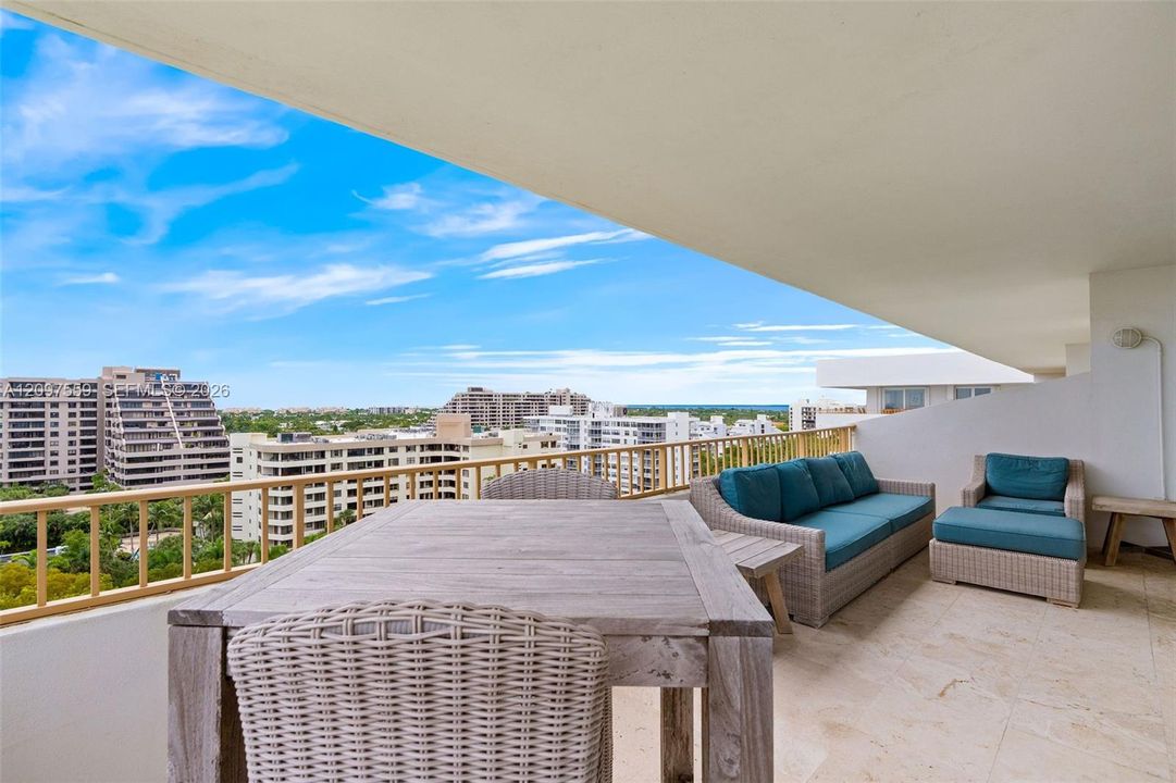 For Sale: $1,290,000 (2 beds, 2 baths, 1350 Square Feet)