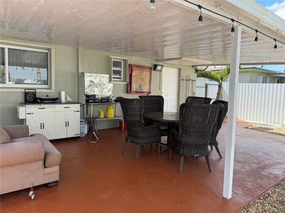 For Rent: $2,800 (2 beds, 1 baths, 1652 Square Feet)