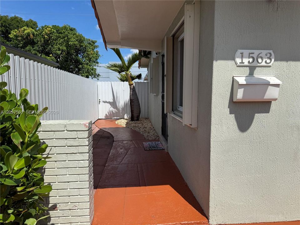For Rent: $2,800 (2 beds, 1 baths, 1652 Square Feet)